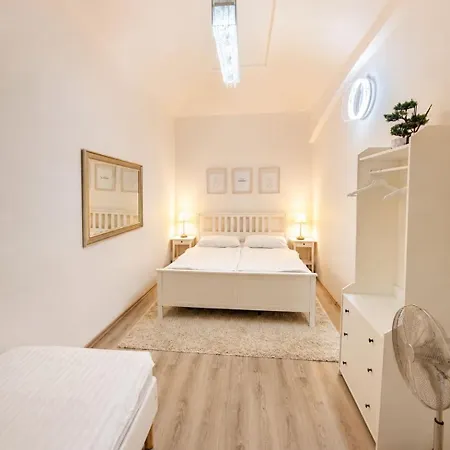 1 Gem Walk To Old Town & Metro 아파트